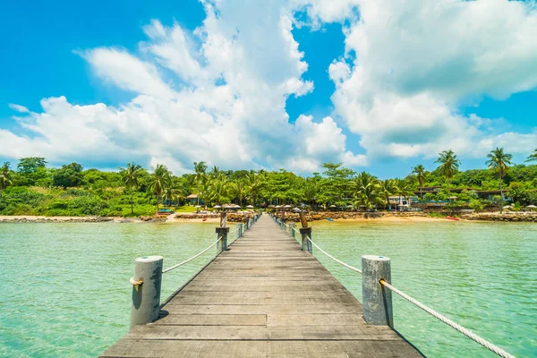 Drewniane molo lub most z tropikalnej plaży i morza w raju jest — Zdjęcie stockowe