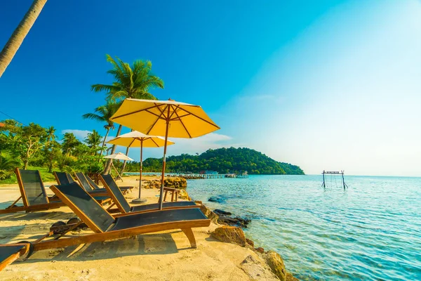 Vackra tropiska stranden och havet med coconut Palm i parad — Stockfoto