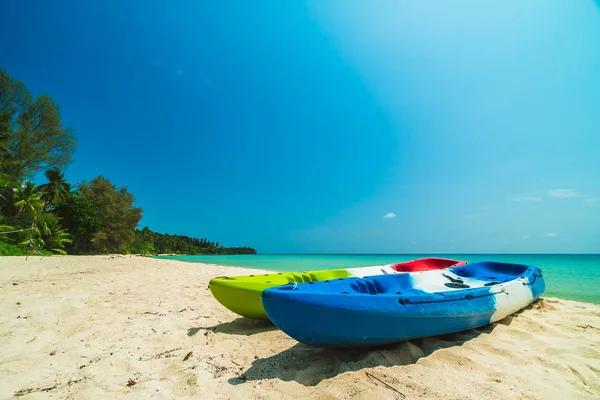 Linda praia paradisíaca e mar com barco de caiaque — Fotografia de Stock