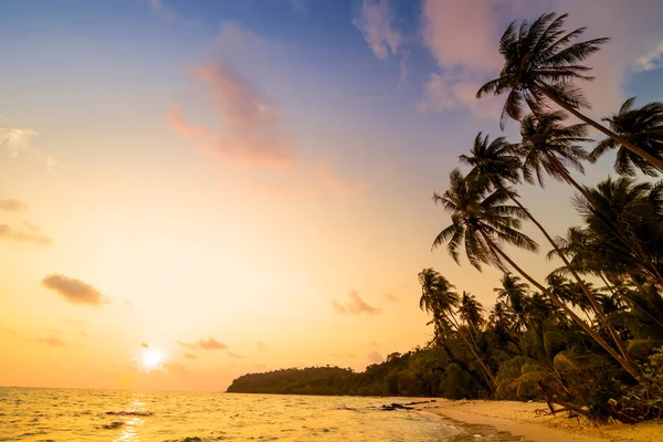 Bellissima isola paradisiaca con spiaggia e mare — Foto Stock