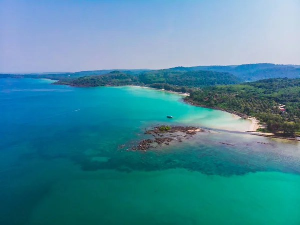 美しいビーチとココナッツのヤシの木と海の空撮 — ストック写真