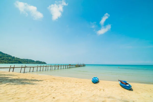 Bela praia tropical e mar com coqueiro em parad — Fotografia de Stock