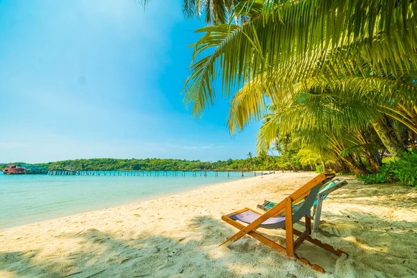Chaise sur la belle plage tropicale et la mer — Photo