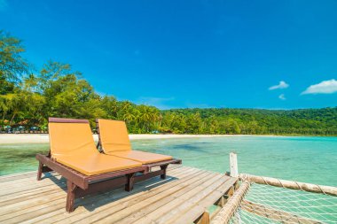 Sandalye ve yatak ahşap iskele veya tropikal plaj ve s ile köprü