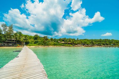 Ahşap iskele veya tropikal plaj ve Deniz Paradise ile köprü