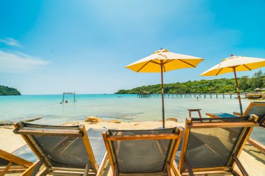 Güzel tropikal plaj ve deniz parad Hindistan cevizi hurma ağacı ile