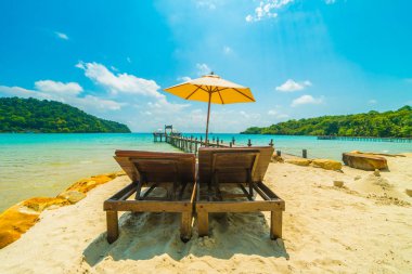 Güzel tropikal plaj ve deniz parad Hindistan cevizi hurma ağacı ile