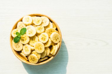 Ahşap kase çiğ sarı muz dilimleri