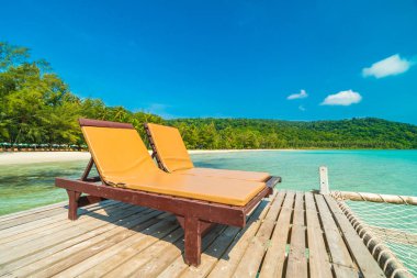 Sandalye ve yatak ahşap iskele veya tropikal plaj ve s ile köprü