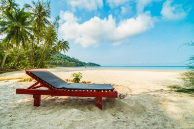 Sandalyenin üstünde güzel tropikal plaj ve deniz