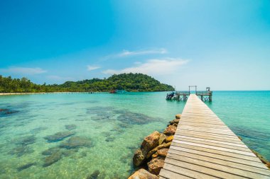 Ahşap iskele veya tropikal plaj ve Deniz Paradise ile köprü