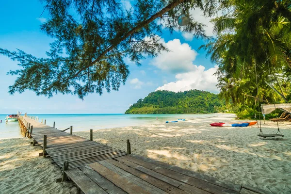 Ahşap iskele veya tropikal plaj ve Deniz Paradise ile köprü