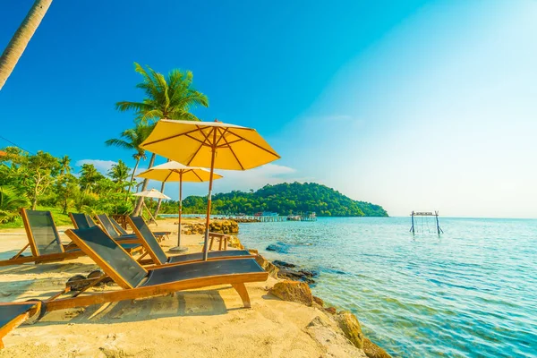 Pięknej tropikalnej plaży i morza z palmy kokosowe drzewo w parad — Zdjęcie stockowe