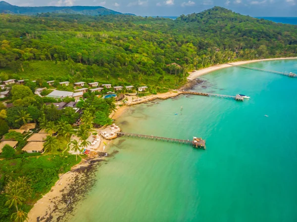 Mooie luchtfoto van strand en zee met coconut palm tree — Stockfoto