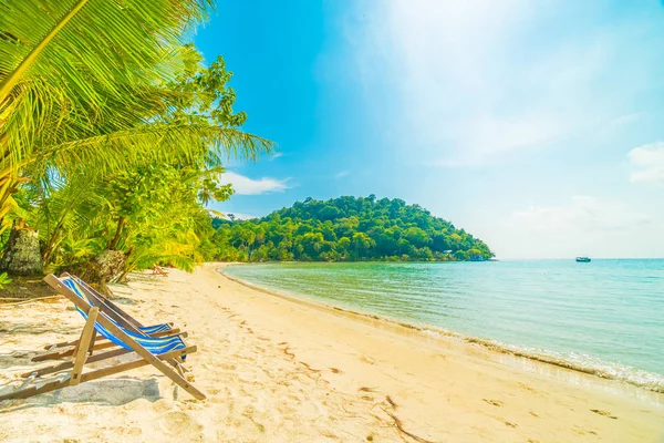 Nádherná tropická pláž a moře s kokosu palmou v parad — Stock fotografie