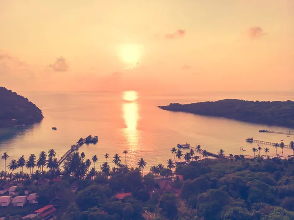 Vista aérea del mar y la playa con palmera de coco en la isla — Foto de Stock