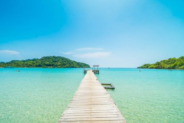 Ahşap iskele veya tropikal plaj ve Deniz Paradise ile köprü