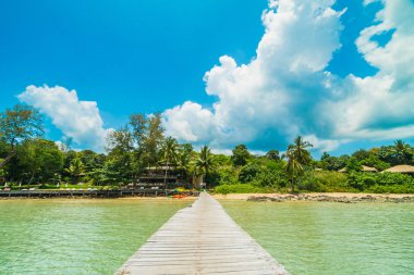 Ahşap iskele veya tropikal plaj ve Deniz Paradise ile köprü
