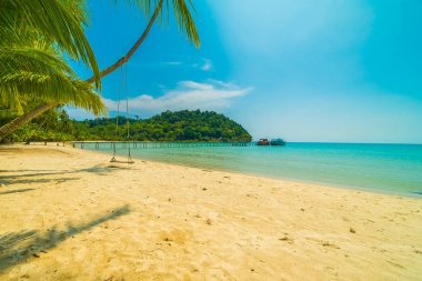 Güzel tropikal plaj ve deniz parad Hindistan cevizi hurma ağacı ile
