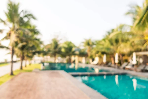 Abstrato borrão piscina exterior com coqueiro — Fotografia de Stock