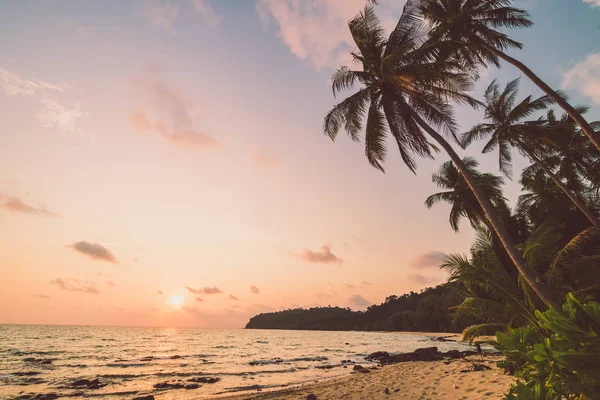 Bellissima isola paradisiaca con spiaggia e mare — Foto Stock