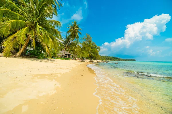 Beautiful paradise island with beach and sea — Stock Photo, Image