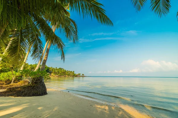 Hermosa isla paradisíaca con playa y mar — Foto de Stock