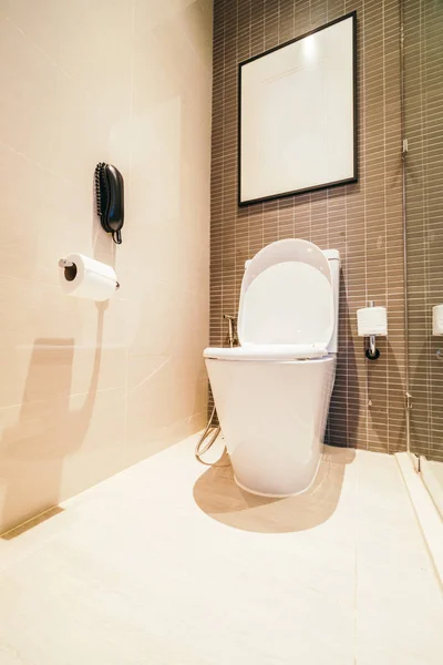 Whire tigela assento decoração na casa de banho — Fotografia de Stock