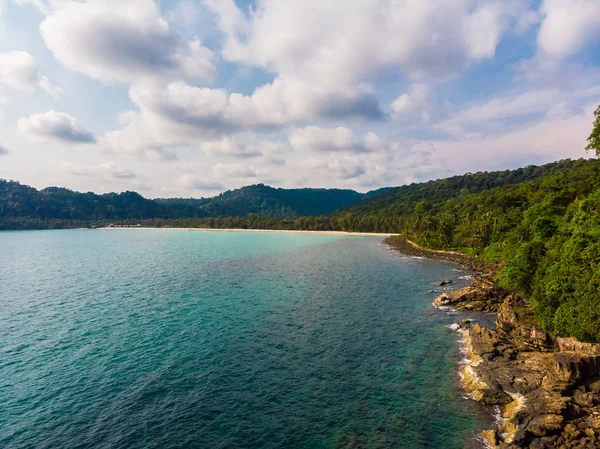 Hermosa vista aérea de la playa y el mar con palmera de coco —  Fotos de Stock