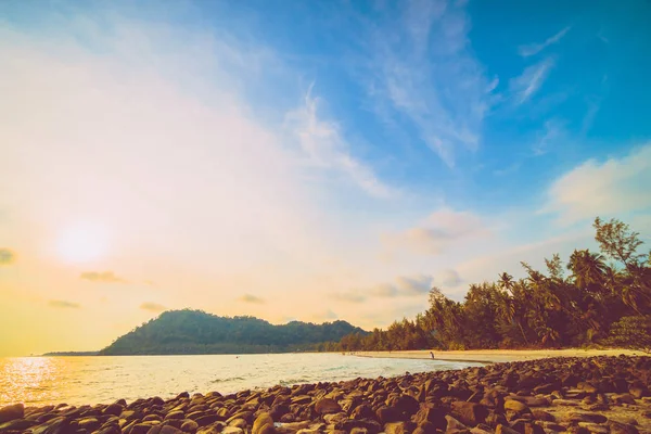 Wunderschöner tropischer Strand und Meer mit Kokospalmen in Parad — Stockfoto