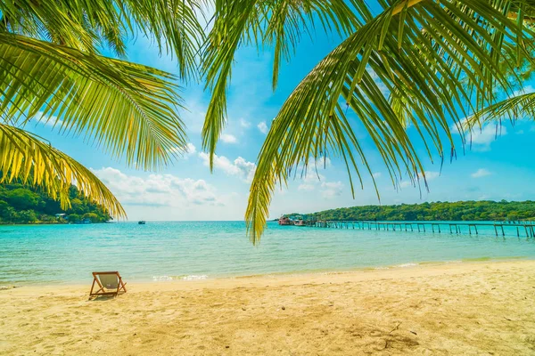 美しい熱帯のビーチと parad のココナッツ椰子の木と海 — ストック写真