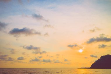 Güzel tropikal plaj ve deniz parad Hindistan cevizi hurma ağacı ile