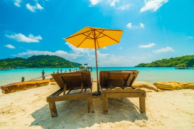 Güzel tropikal plaj ve deniz parad Hindistan cevizi hurma ağacı ile