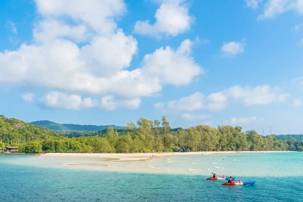 Plaj ve deniz Hindistan cevizi hurma ağacı — Stok fotoğraf