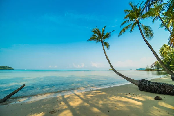 Beautiful paradise island with beach and sea — Stock Photo, Image