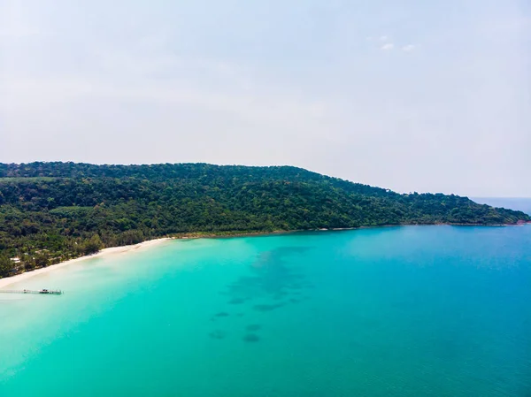 Hermosa vista aérea de la playa y el mar con palmera de coco —  Fotos de Stock