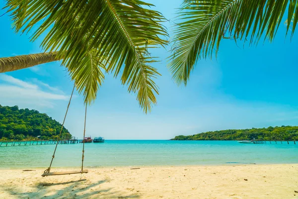 Vackra tropiska stranden och havet med coconut Palm i parad — Stockfoto