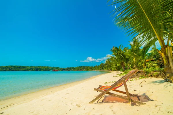 Tropisch strand en zee met coconut palm tree in parad — Stockfoto