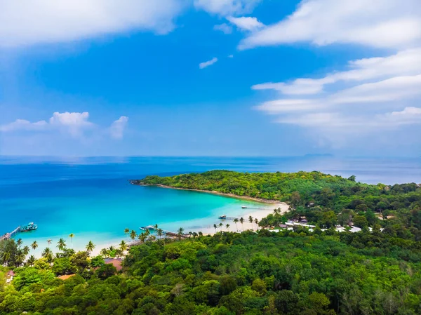 Krásný letecký pohled na pláž a moře s kokosu palmou — Stock fotografie