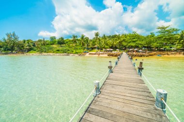 Ahşap iskele veya tropikal plaj ve Deniz Paradise ile köprü