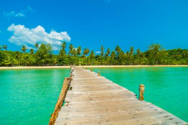 Ahşap iskele veya tropikal plaj ve Deniz Paradise ile köprü