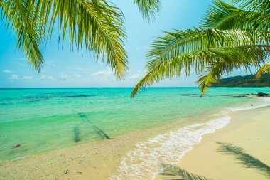 Deniz ve plaj manzara ile güzel cennet ada