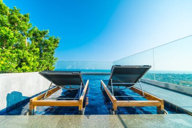 Sandalye ve yatak Yüzme Havuzu otelin çevresinde