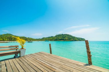 Ahşap iskele veya tropikal plaj ve Deniz Paradise ile köprü