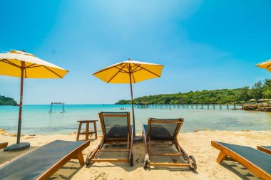 Güzel tropikal plaj ve deniz parad Hindistan cevizi hurma ağacı ile