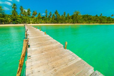 Ahşap iskele veya tropikal plaj ve Deniz Paradise ile köprü