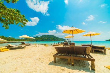 Güzel tropikal plaj ve deniz parad Hindistan cevizi hurma ağacı ile