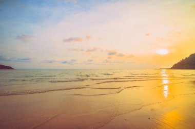 Güzel tropikal plaj ve deniz parad Hindistan cevizi hurma ağacı ile