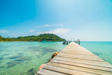 Ahşap iskele veya tropikal plaj ve Deniz Paradise ile köprü