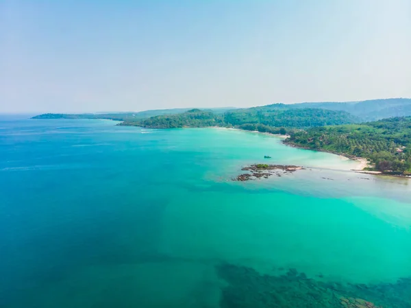 Güzel bir plaj ve deniz Hindistan cevizi hurma ağacı ile havadan görünümü — Stok fotoğraf